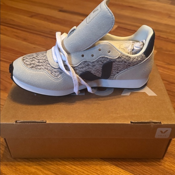 Veja Light Gray and Black Sneakers NIB - Picture 1 of 5